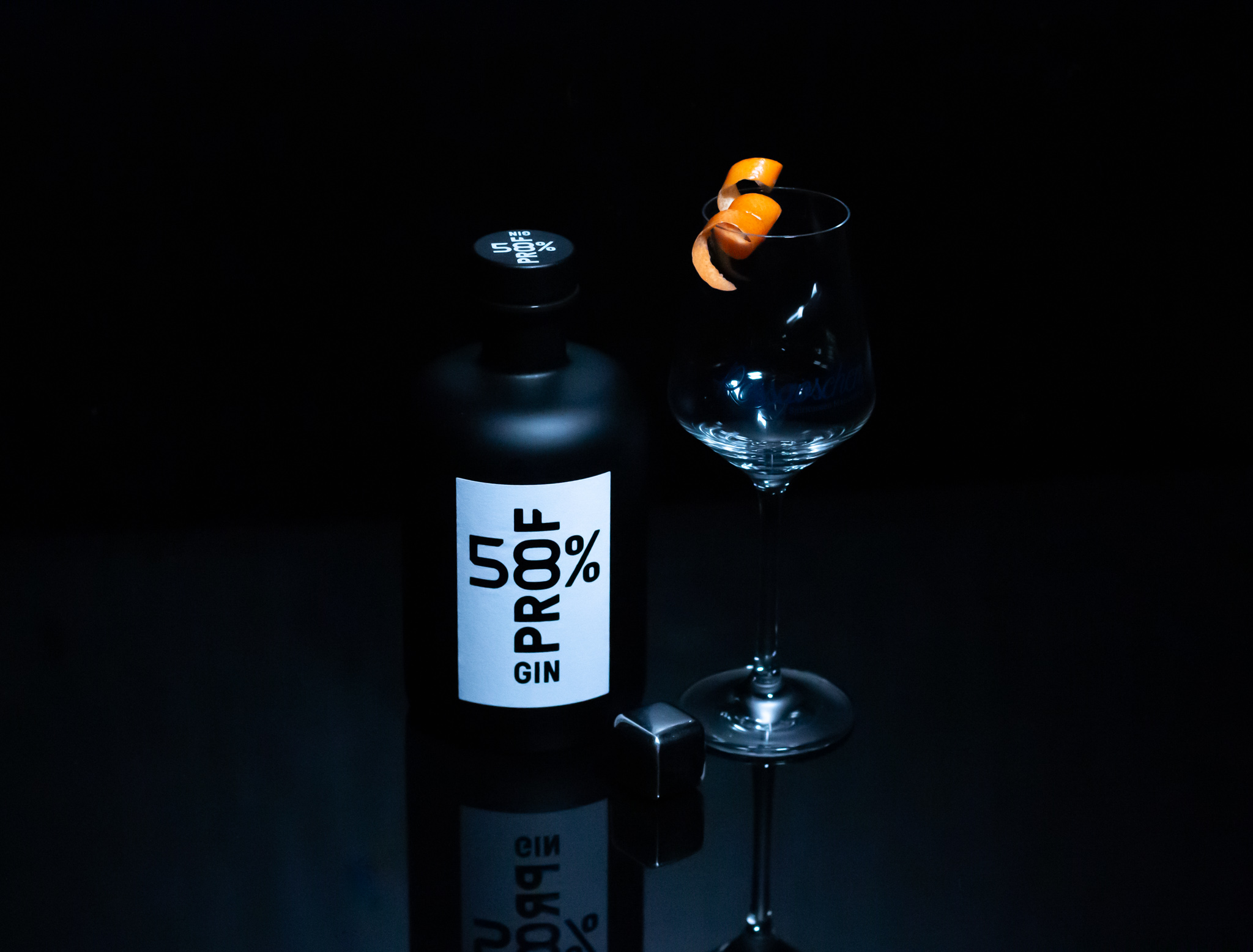 Gin-Flasche und Glas
